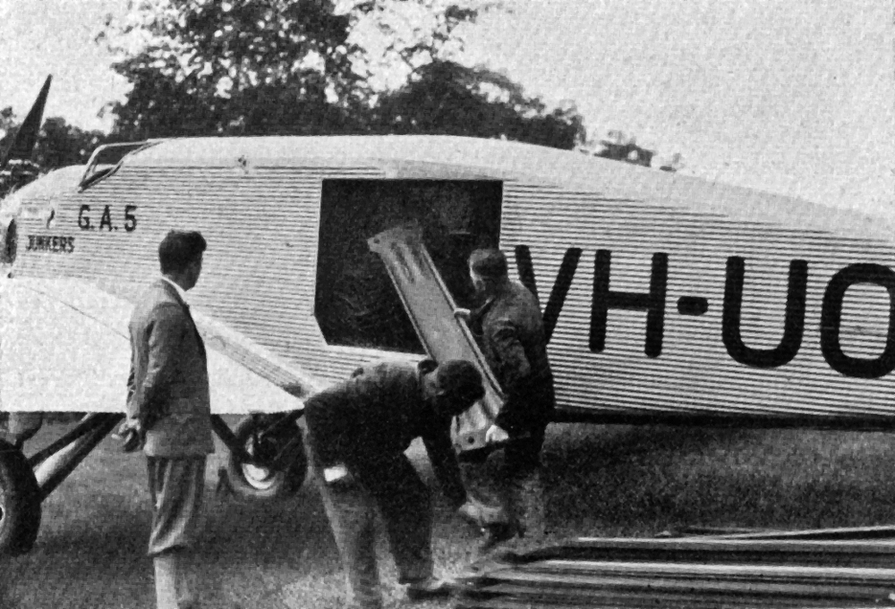 Transport von Stahllamellen mit Frachtflugzeug Junkers W34f, Guinea Airways um 1931
