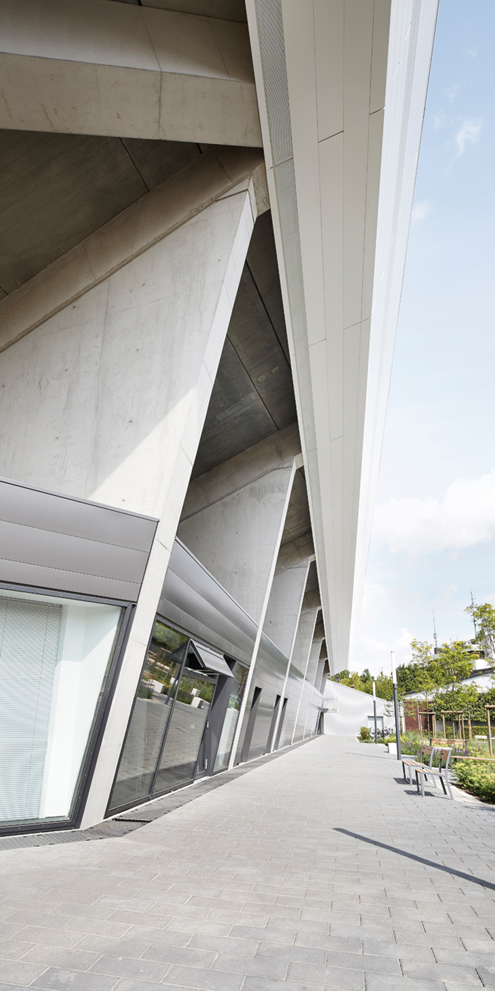 Die Funktionsräume unterhalb der Tribüne sind mit einer Systemfassade aus Aluminium-Kantkassetten verkleidet, die mit einer hochwertigen anthrazitfarbenen Beschichtung versehen sind.
