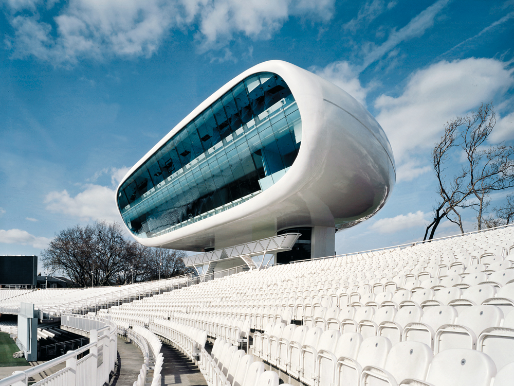 Semi-Monocoque aus Aluminium: Media Centre des Lord’s Cricket Ground, London 1999
Architekten: Future Systems