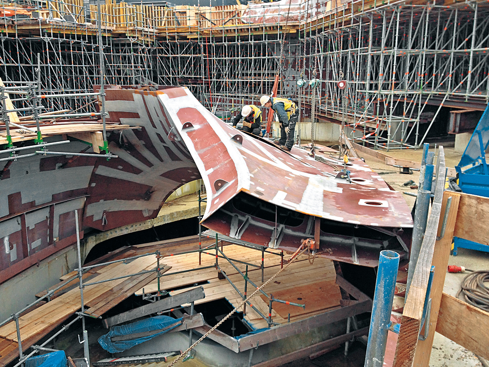 Stahl-Monocoque als integrales Bauteil für Stütze, Rampe und Oberlicht. »Twist« in der Transferhalle des Bahnhofs, Arnheim 2015
Architekten: UNStudio

Vorgefertigtes Element der Monocoque-Konstruktion mit temporären Kranösen beim Abladen auf der Baustelle