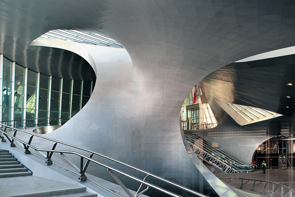 Stahl-Monocoque als integrales Bauteil für Stütze, Rampe und Oberlicht. »Twist« in der Transferhalle des Bahnhofs, Arnheim 2015
Architekten: UNStudio

Die fertig verschweißte und beschichtete Monocoque-Konstruktion wechselt kontinuierlich mit der Bewegung des Betrachters seine Erscheinung – von einer filigranen Stütze zu einer raumbildenden Wandscheibe.