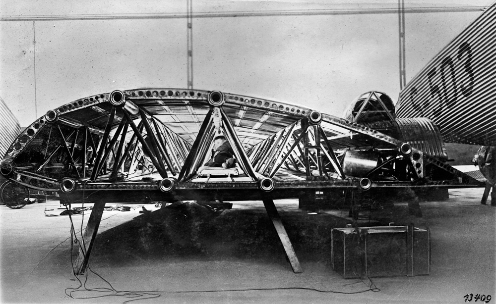 Blick in den Flügel des zivilen Linienflugzeugs G24, Aussteifung durch Raumfachwerk aus kaltverformten Blechen