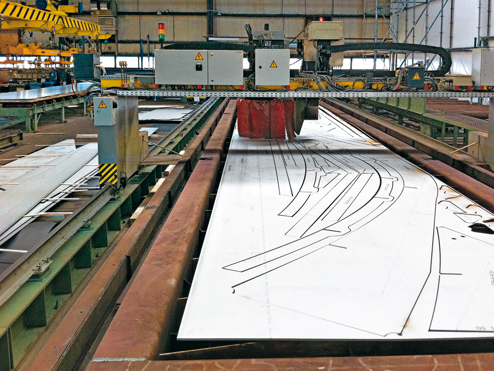 Prinzip der Monocoque-Schale aus Tragrost und Deckblechen als statische Einheit: Porsche-Pavillon, Autostadt Wolfsburg 2012, Arch.: Henn

Die individuell geformten Spanten und die 25 mm dicken Deckbleche aus Edelstahl werden von einem Verschnitt-Optimierungsprogramm automatisch angeordnet (Nesting) und mit Plasmaschneidern computergesteuert herausgeschnitten. Vereinzelte Spanten werden zusätzlich als Schablonen aus Holzwerkstoff geschnitten.