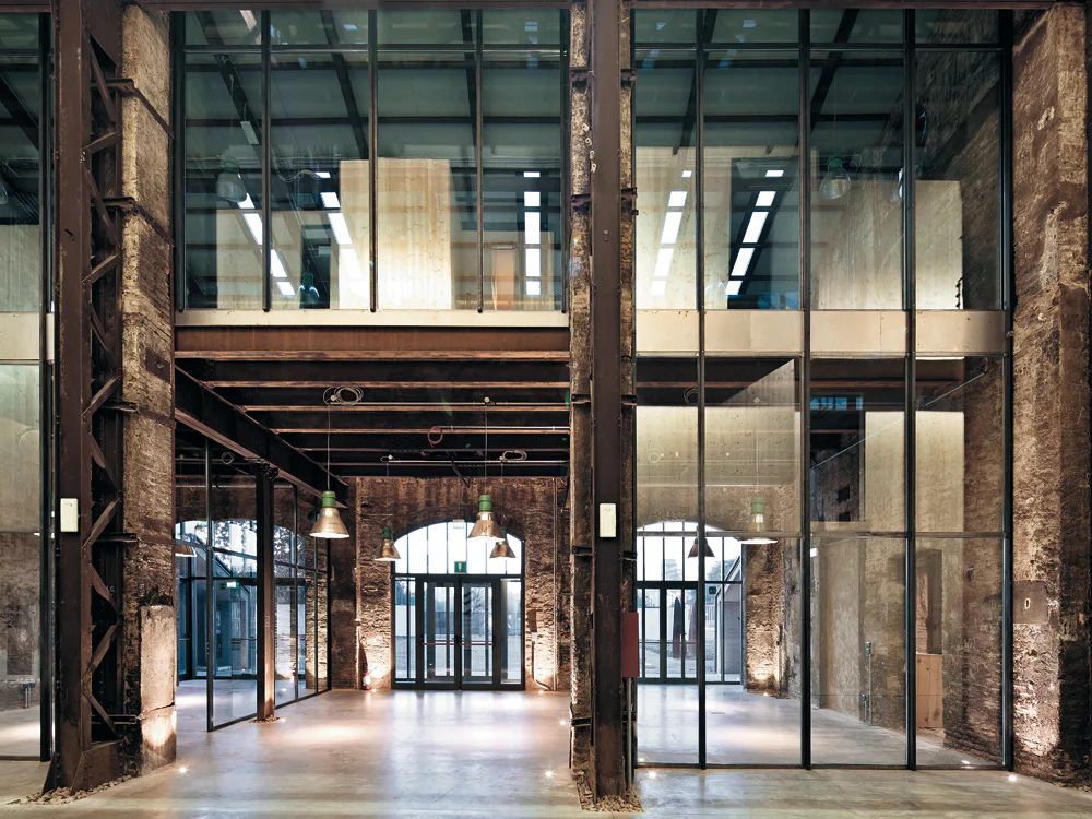 Umnutzung einer Industriehalle in Reggio Emilia