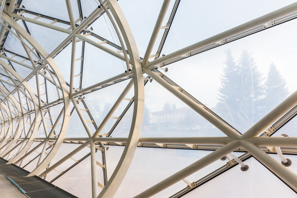 Durch das geringe Gewicht der ETFE-Folie konnte für den langen Erschließungsgang ein besonders filigranes Tragwerk realisiert werden.