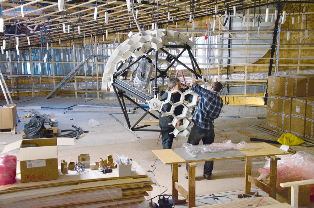 »Boules« – Lichtobjekte im OMPI-Konferenzsaal in Genf, Behnisch Architekten, 2014: Innenansicht, Montage vor Ort, Detailansicht