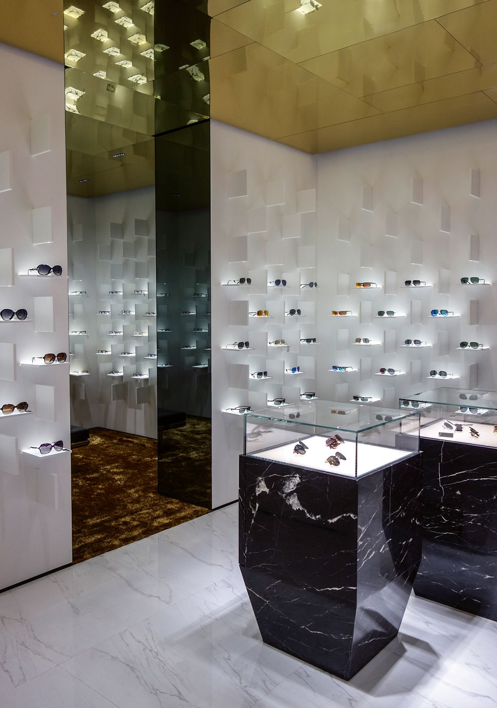 Goldfarbene Deckenelemente und ein grafische Muster generierendes Lichtdesign bestimmen das Storekonzept von Chinas bekanntester Sonnenbrillenmarke.
Bolon Eyewear, Shanghai 2015, Design: Ippolito Fleitz Group, Stuttgart