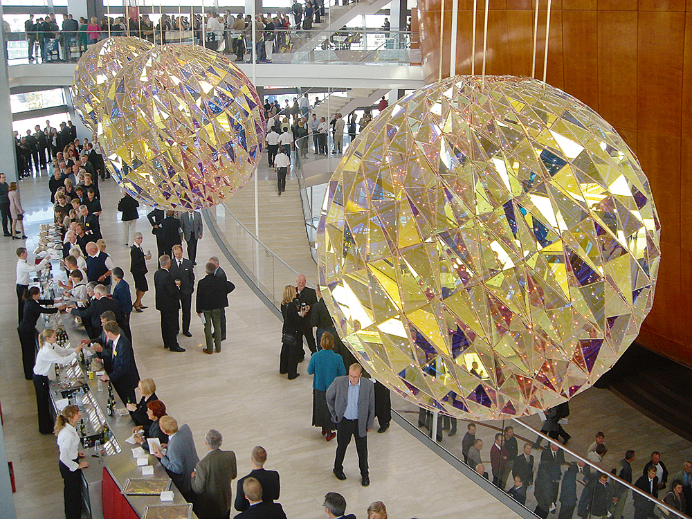 »Chandeliers« – Lichtobjekte im Opernhaus in Kopenhagen von Olafur Eliasson, 2004: 3D-Modell der Tragstruktur, Foyer mit abgehängten Leuchtern, Befestigungssystem der dichroitischen Glasfacetten