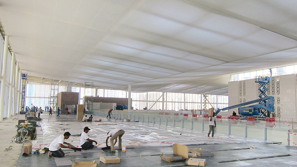 Lichtdecken der King Fahd Nationalbibliothek in Riad, Gerber Architekten, 2012: Innenansicht, Membranmontage, Spannsystem der Gewebefelder