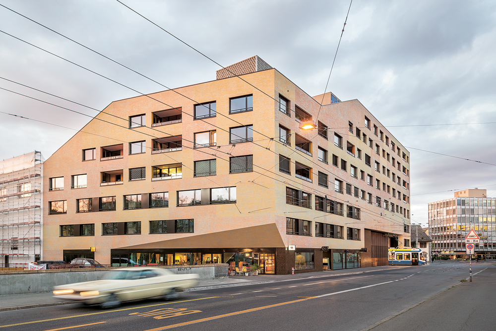 Wohn- und Geschäftsgebäude »Kalkbreite« in Zürich, Müller Sigrist Architekten 2014. Der Neubaukomplex mit Wohnen, Büros, Restaurants, einem Kino und einem Tramdepot gewann 2016 den Hans Sauer Preis der gleichnamigen Stiftung.