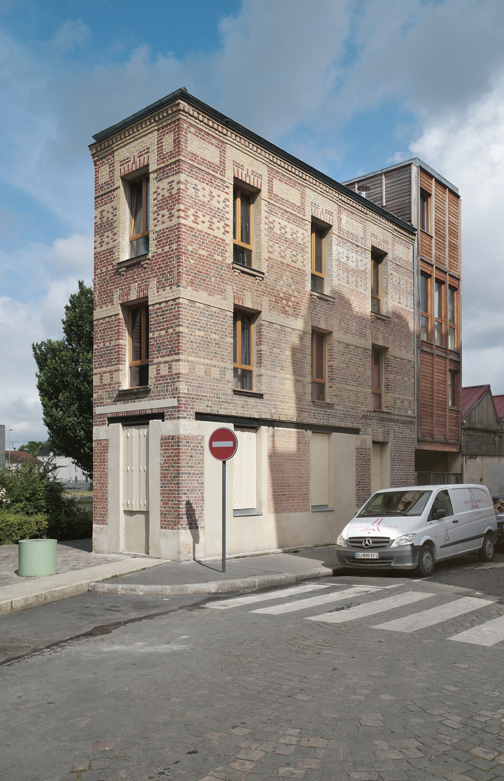 Sanierung und Erweiterung eines sozialen Wohnungsbaus in Saint-Denis bei Paris, Atelier d‘architecture RAMDAM 2014