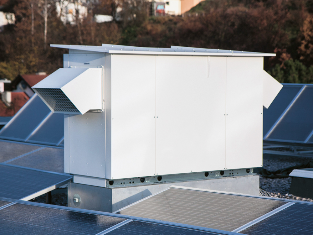 Dachaufstellung eines zentralen Lüftungsgerätes im Passivhaus-Neubau