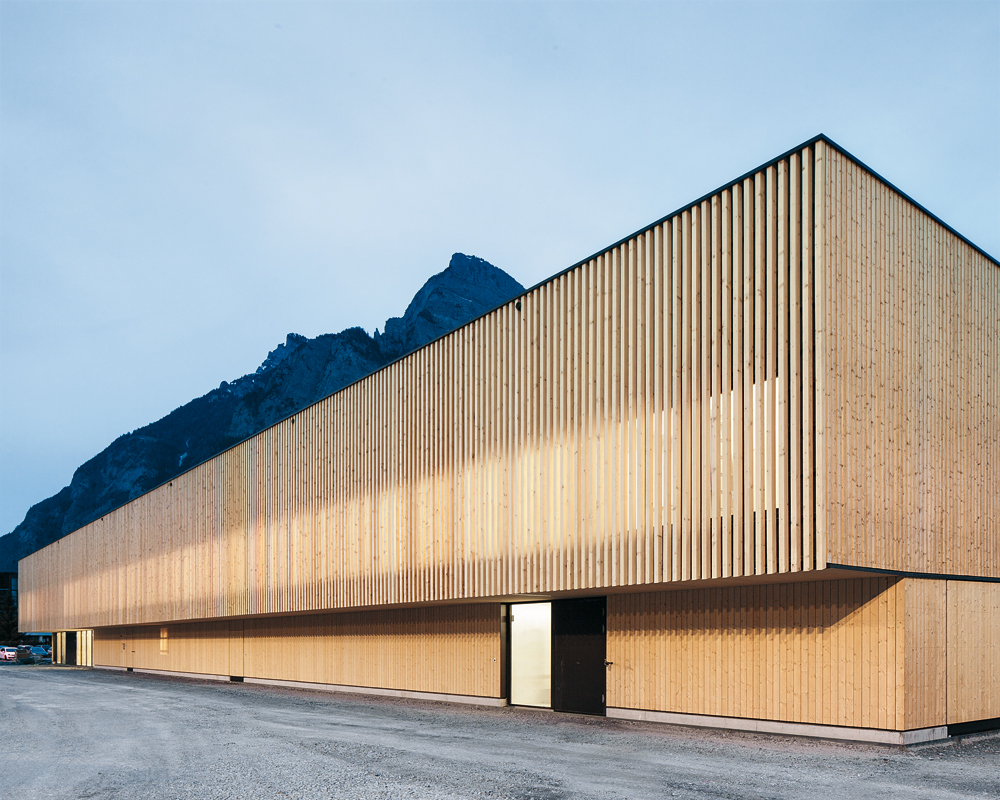 Eschenholz-Verstärkung der Fichte-Brettschichtholzträger einer Holz-Beton-Verbunddecke.
Regionale Sportanlage Sargans, 2012
Architekten: Blue Architects, Zürich; Ruprecht Architekten, Zürich
Tragwerksplaner: Walt + Galmarini, Zürich