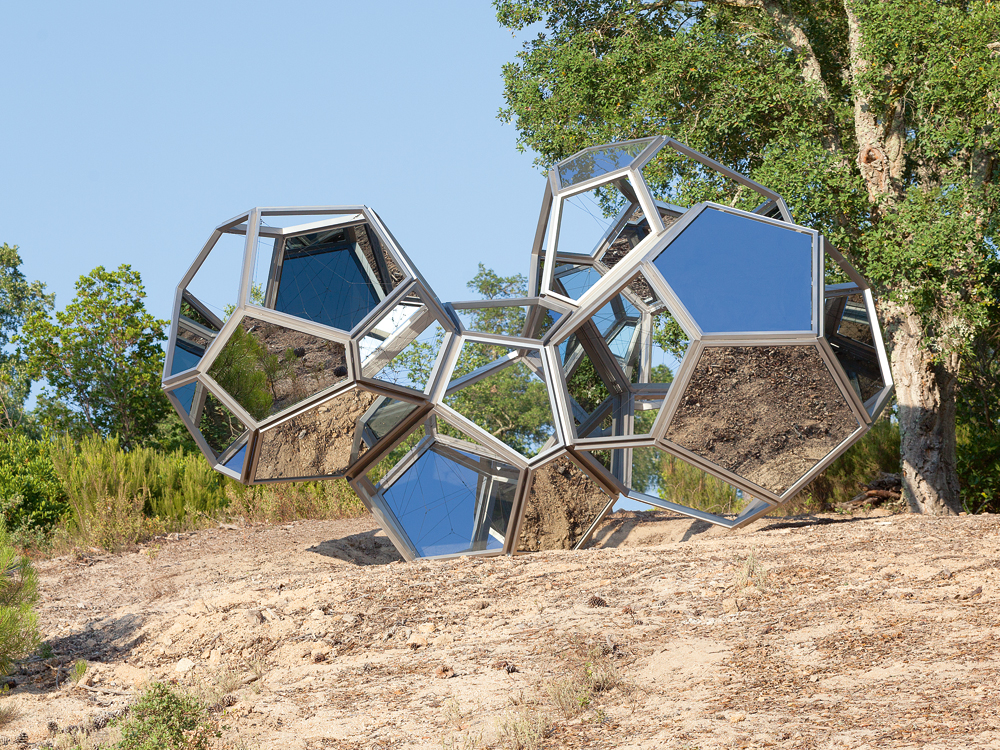Kunstobjekt »Cloud Cities: Silk Orbits« von Tomás Saraceno, 2015