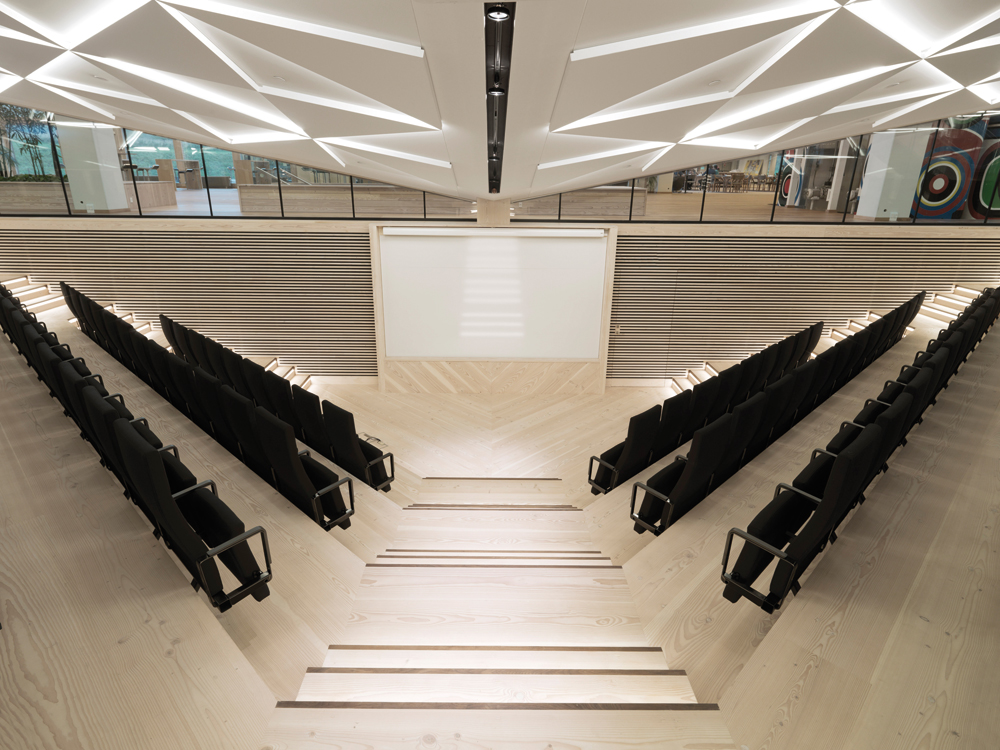 Das Auditorium der Innovation Factory überzeugt mit schlichtem Design. Nichts lenkt hier von den Inhalten ab. Douglasie sorgt für ein helles, freundliches Lernklima.
