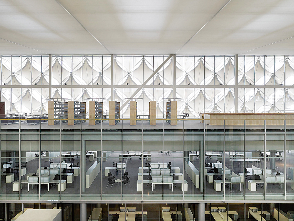 Lichtdecken der King Fahd Nationalbibliothek in Riad, Gerber Architekten, 2012: Innenansicht, Membranmontage, Spannsystem der Gewebefelder