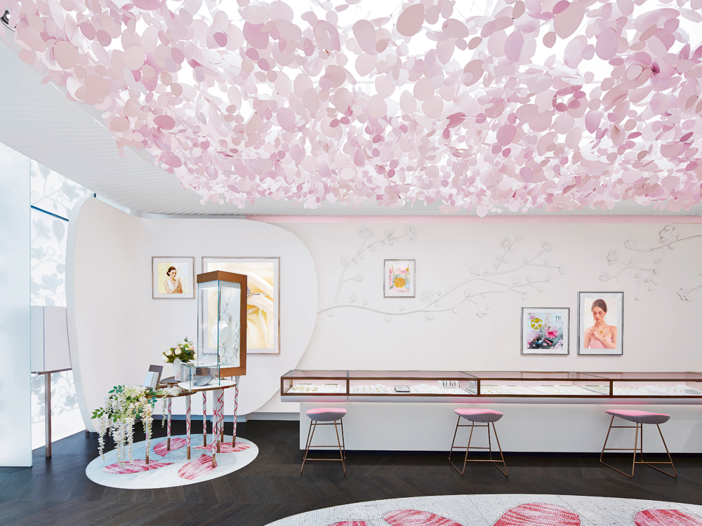 »Blooming Emotions«: Die Räume der chinesischen Schmuckmarke »Keer« sind überzogen mit Reliefs von Blütenranken. Dazwischen werden die Motive der Werbekampagne in hinterleuchteten Smartframes gezeigt. Keer Jewellery, Peking 2015
Design: Ippolito Fleitz Group, Stuttgart