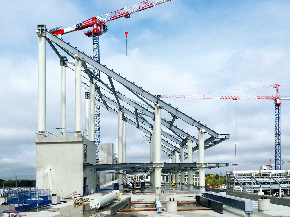 Rohbau - Stahlkonstruktion der Tribüne auf Betonsockel