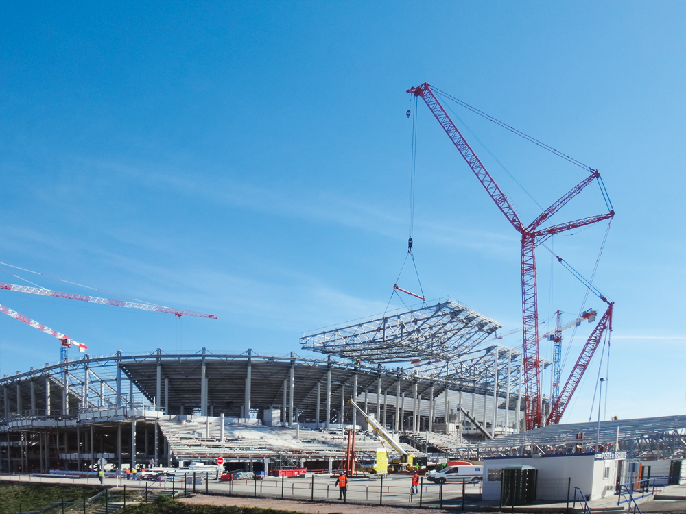 Montage der Dachmodule mit Schwerlastkran