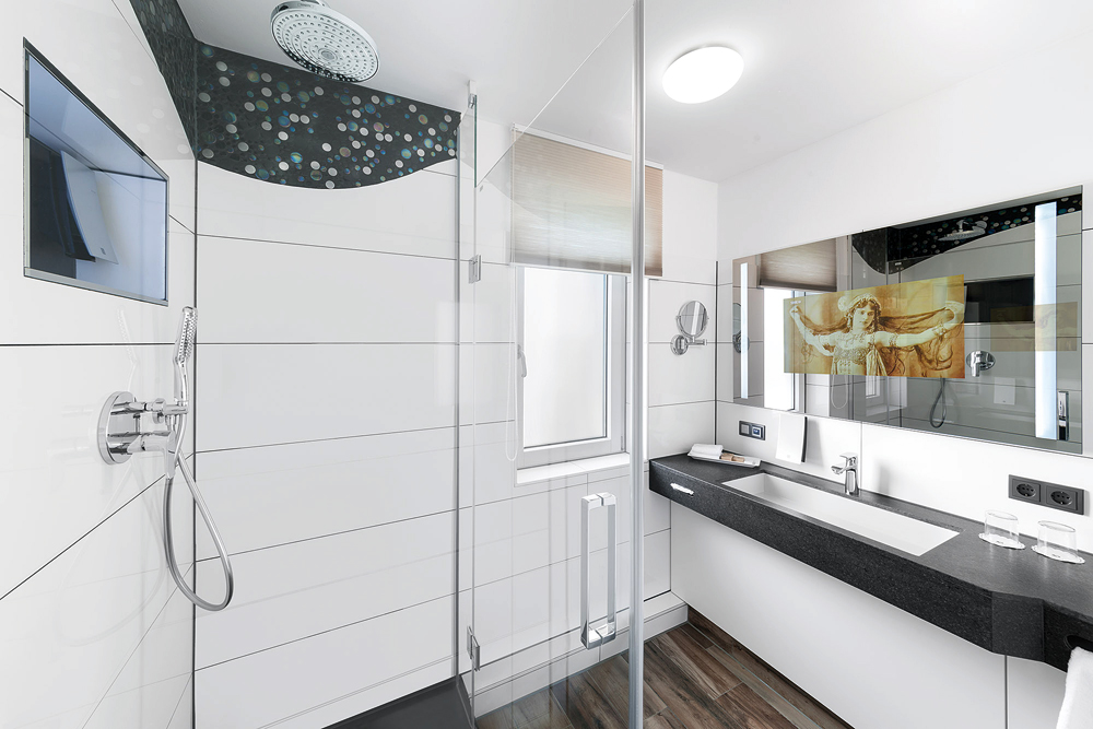 Displayspiegel im Badezimmer, SI-Suites, Stuttgart,
Innenarchitekten: moorizu, Stuttgart