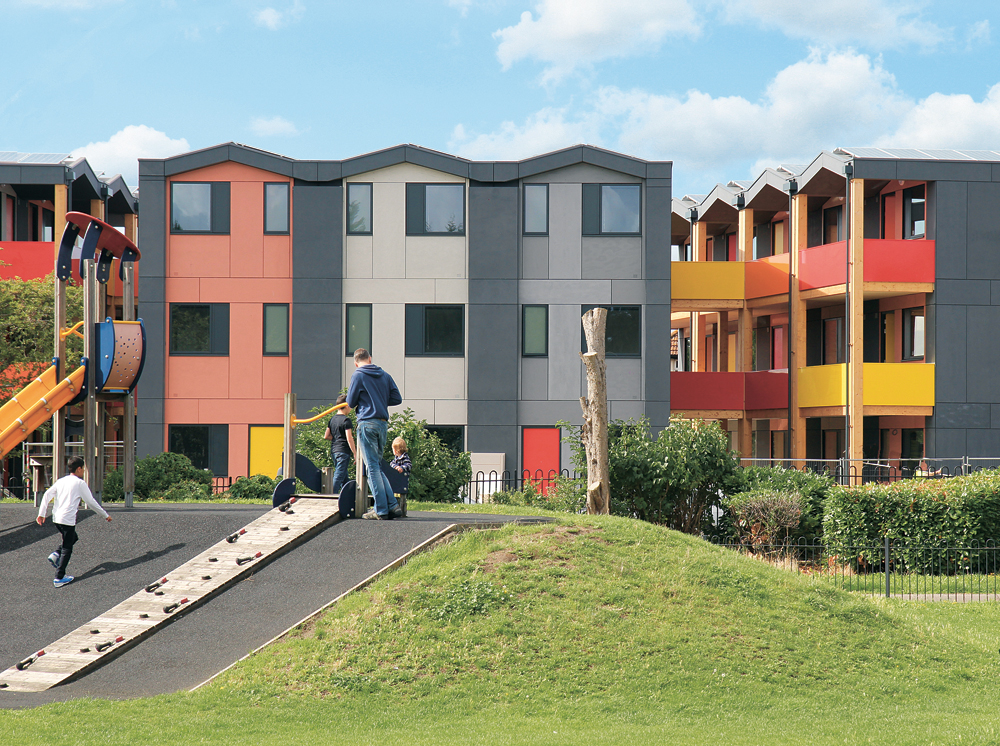 Sozialer Wohnungsbau für Singles in London, Rogers Stirk Harbour + Partners 2015. Das Gebäude wurde in Holzmodulbauweise erstellt.