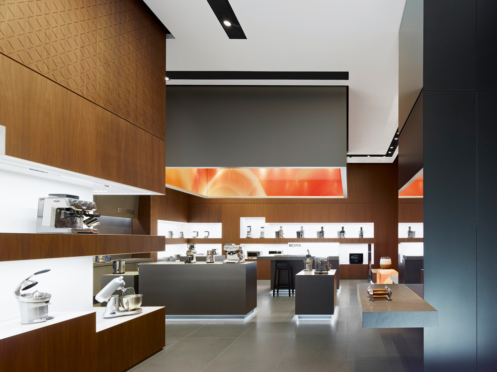 Glänzende und matte Oberflächen ermöglichen die adäquate Präsentation hochwertiger Haushaltsgeräte.
Bork Flagshipstore, Moskau 2011, Design:Ippolito Fleitz Group, Stuttgart