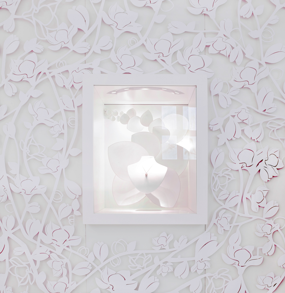 »Blooming Emotions«: Die Räume der chinesischen Schmuckmarke »Keer« sind überzogen mit Reliefs von Blütenranken. Dazwischen werden die Motive der Werbekampagne in hinterleuchteten Smartframes gezeigt. Keer Jewellery, Peking 2015
Design: Ippolito Fleitz Group, Stuttgart