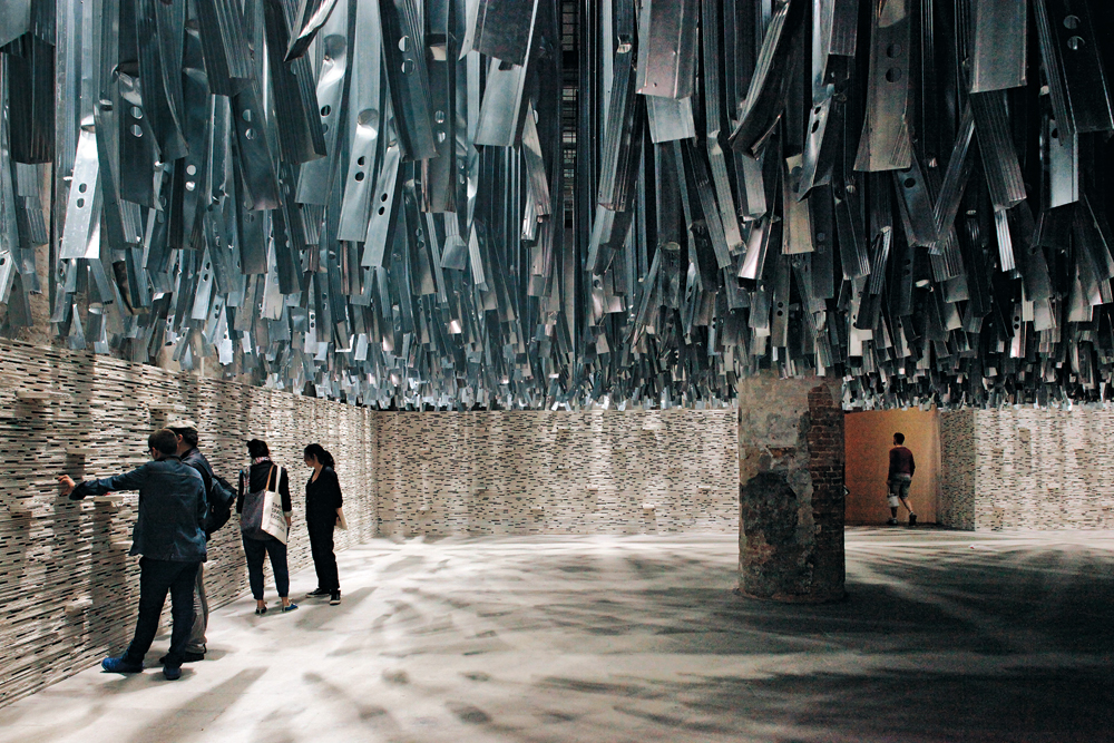 Eingangsraum zu den Corderie dell‘Arsenale aus recycelten Leichtbauwänden, Alejandro Aravena