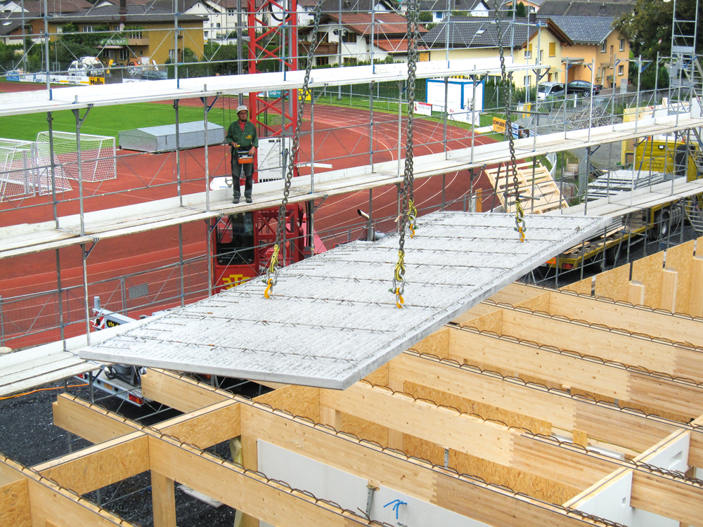 Eschenholz-Verstärkung der Fichte-Brettschichtholzträger einer Holz-Beton-Verbunddecke.
Regionale Sportanlage Sargans, 2012
Architekten: Blue Architects, Zürich; Ruprecht Architekten, Zürich
Tragwerksplaner: Walt + Galmarini, Zürich