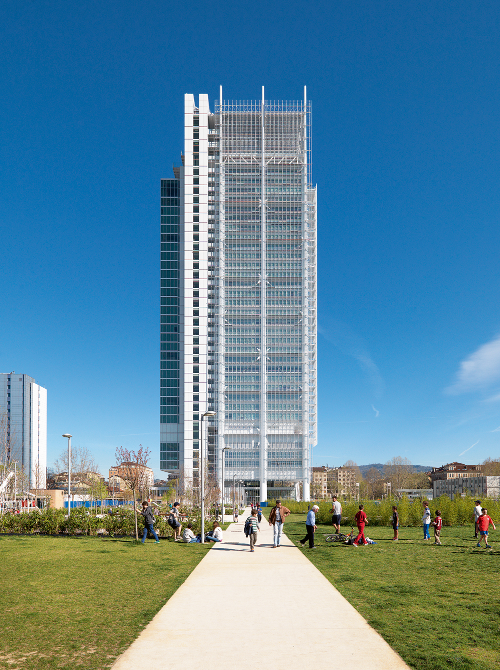Südfassade mit Dachpavillon, Photovoltaikelementen, begrünter Treppe und Auditorium
