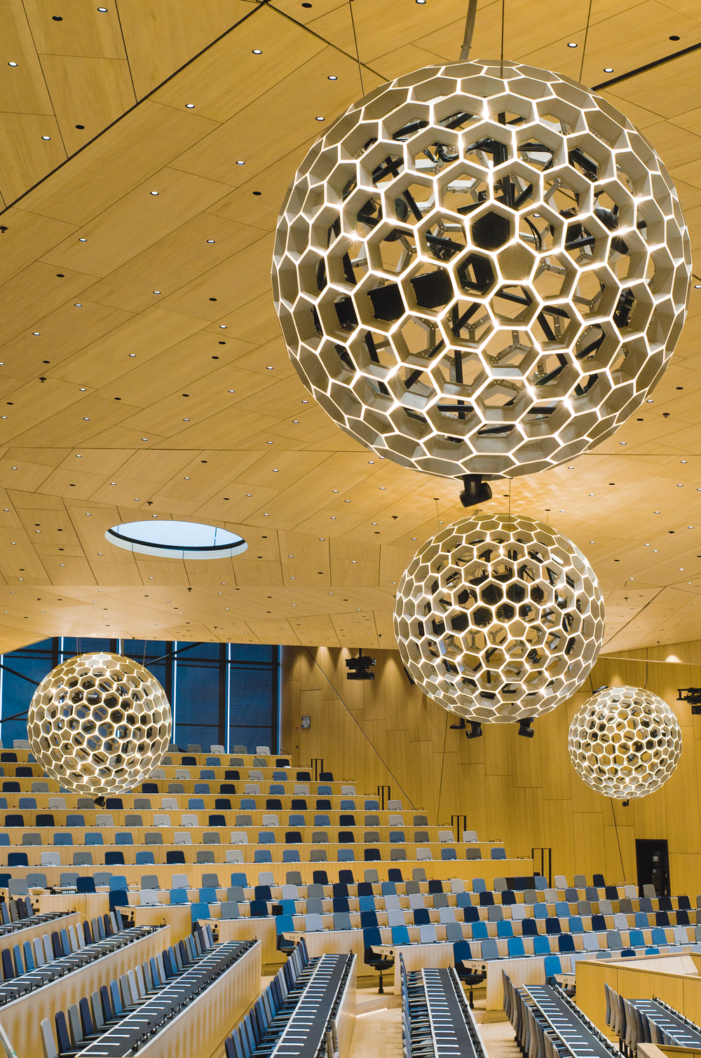 »Boules« – Lichtobjekte im OMPI-Konferenzsaal in Genf, Behnisch Architekten, 2014: Innenansicht, Montage vor Ort, Detailansicht