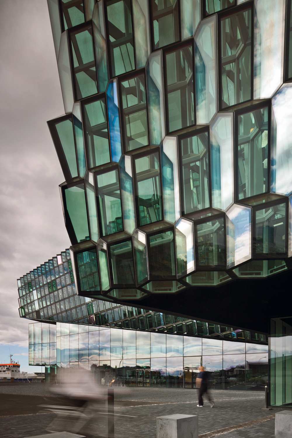 Konzerthalle und Konferenzzentrum Harpa in Reykjavik, Henning Larsen Architects, Fassade von Olafur Eliasson, 2011: Aussenansicht