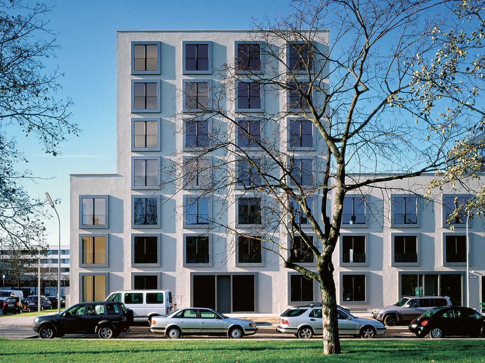 Stadtquartier auf innerstädtischer Konversionsfläche: Wohnungsbau am Ackermannbogen in München, Fink + Jocher 2004