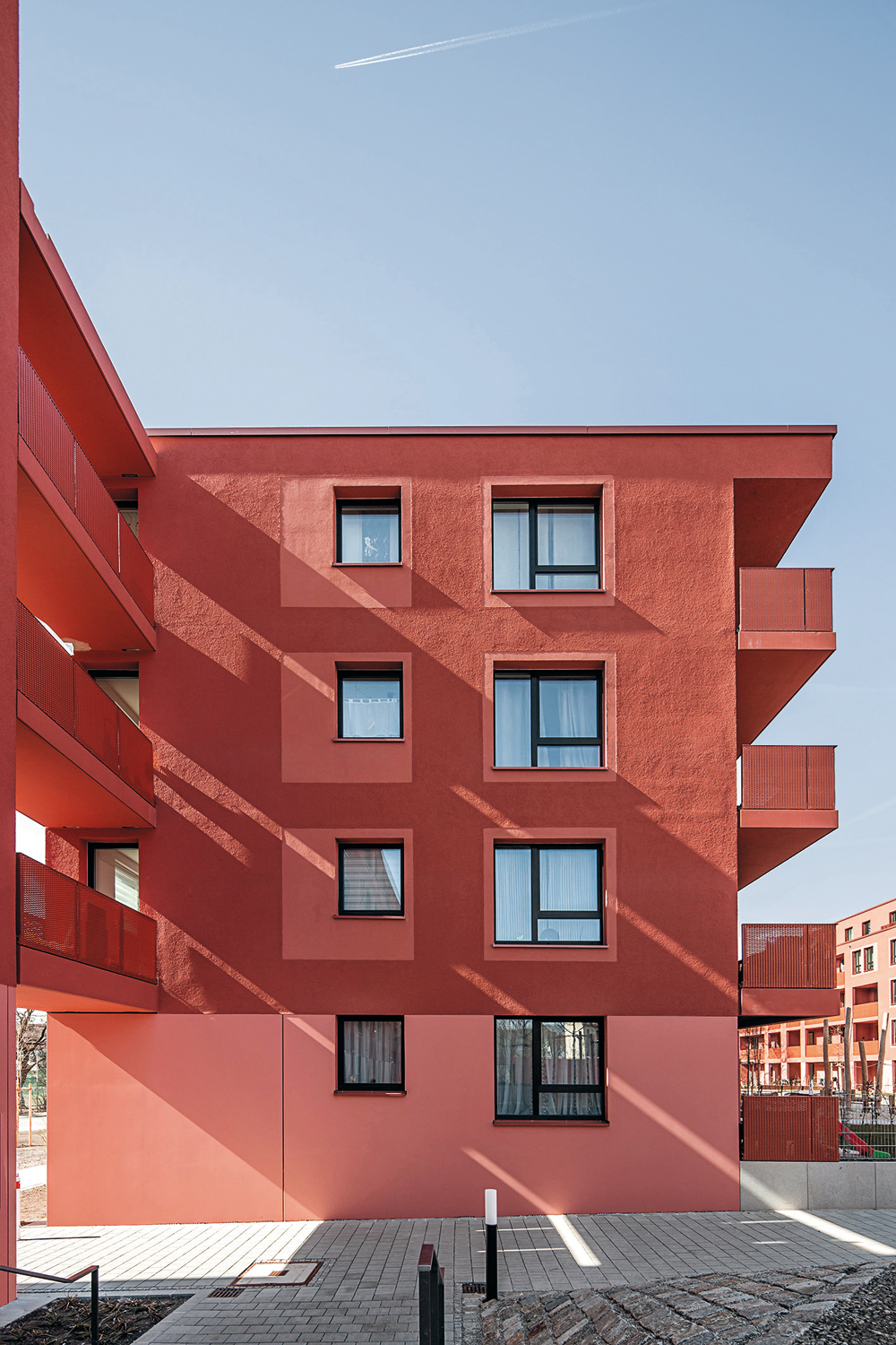 Wohnungsbau Finsterwalderstraße in Rosenheim, 2014; Teil des Förderprogramms »IQ – Innerstädtische Quartiere« der Obersten Baubehörde
Bauherr: GRWS
Energiestandard: KfW 55 (EnEV 2009)