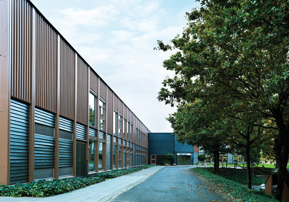 Außenansicht der Innovationsfabrik. Bei dem Design der ehemalige Fabrik für einen Holzschutzmittelhersteller lag es nahe, sowohl außen wie innen auf Holz als Baustoff zurückzugreifen.
