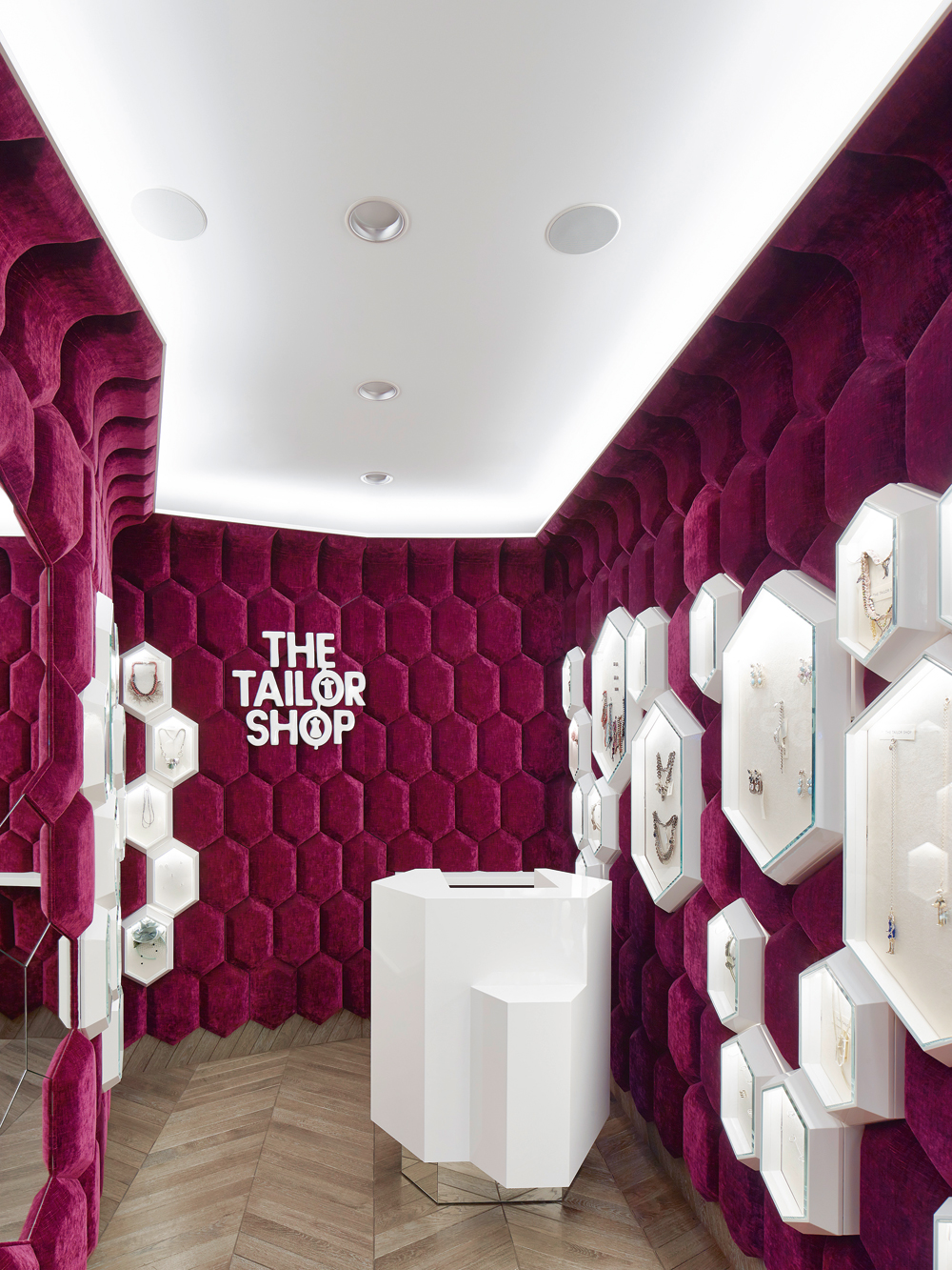 Platzmangel als Chance: Eine Fläche von gerade einmal zehn Quadratmetern reicht aus, um aus einem ehemaligen Lüftungsschacht in der Moskauer Atrium Mall eine begehbare Schmuckschatulle zu generieren.
The Tailor Shop, Moskau 2013, Design: Ippolito Fleitz Group, Stuttgart
