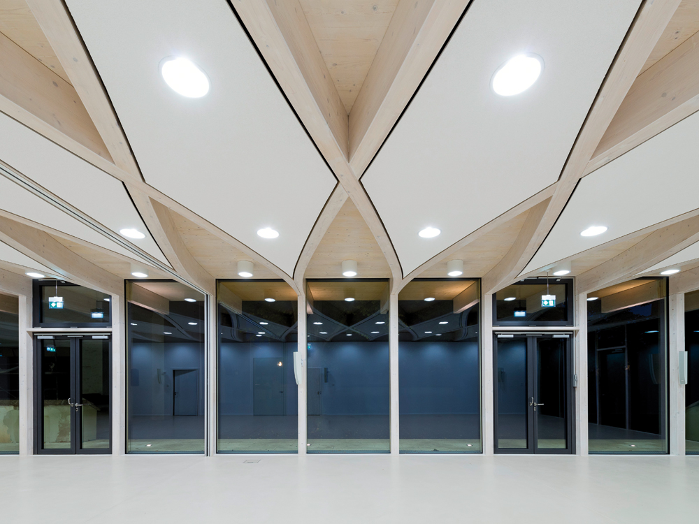 Der Gemeindesaal ist klar und lichtdurchflutet. Dafür sorgen die raumhohen Fenster und hellen Ausbaumaterialien.