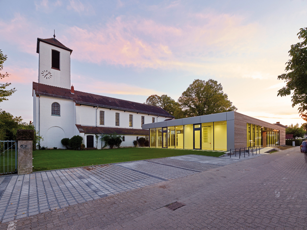 Das neue Gemeindezentrum ermöglicht nicht nur eine funktionale Erweiterung der Gemeindeaktivitäten, sondern schafft auch eine städtebauliche Neuordnung.