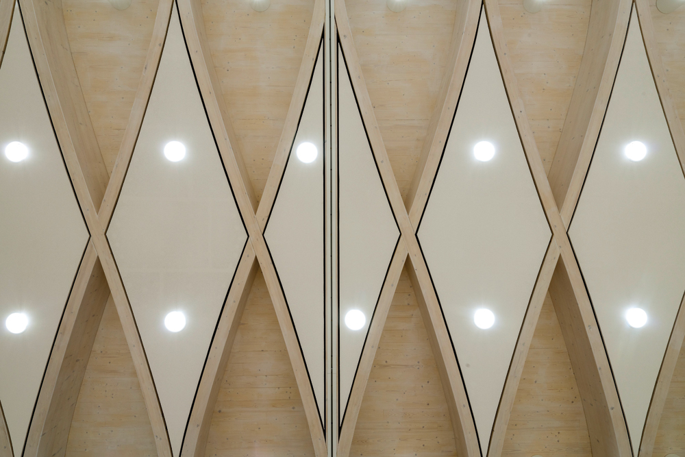 Die rautenförmige Deckenstruktur ist das wesentliche Gestaltungselement in dem sonst schlichten Entwurf und stellt eine Interpretation der Decke im bestehenden Kirchenraum dar.