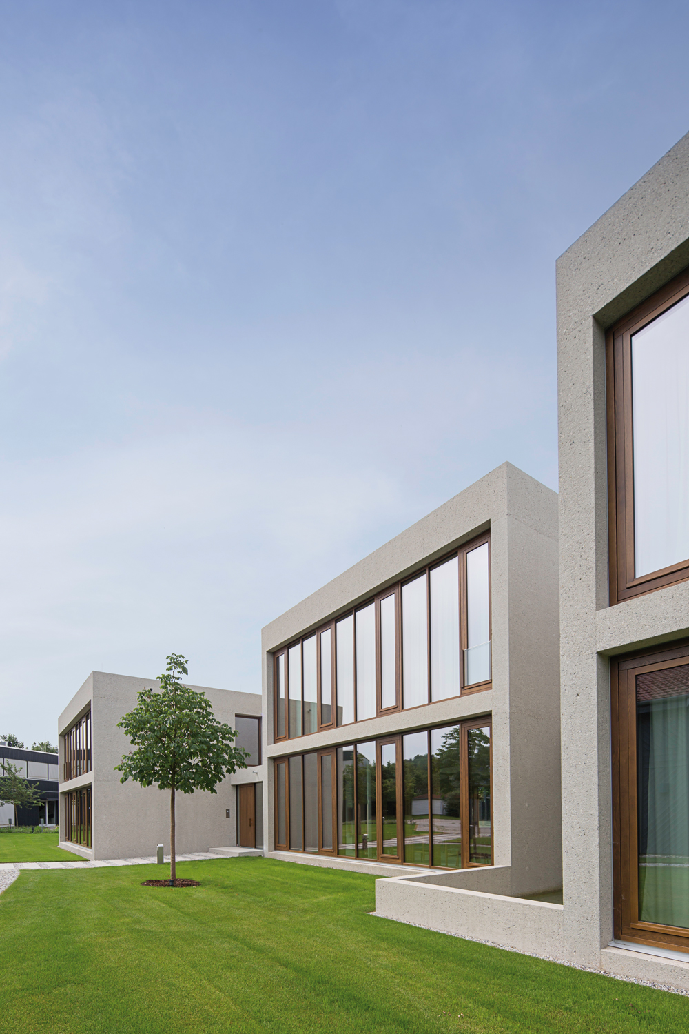 Nach Nordosten öffnet sich die Fassade und versorgt die Innenräume mit viel Tageslicht.