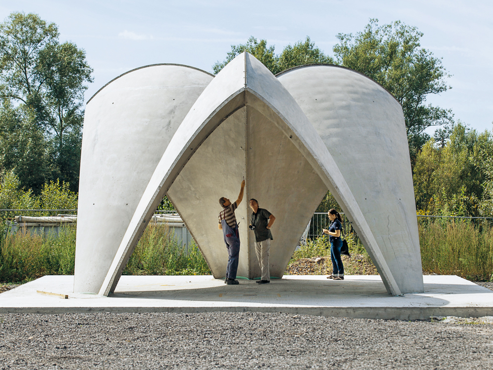 »Blütenpavillon« in Kahla, Institut für Massivbau, TU Dresden 2012. Die Schalen der aus Textilbeton gefertigten Überdachung sind lediglich 40 mm dick.