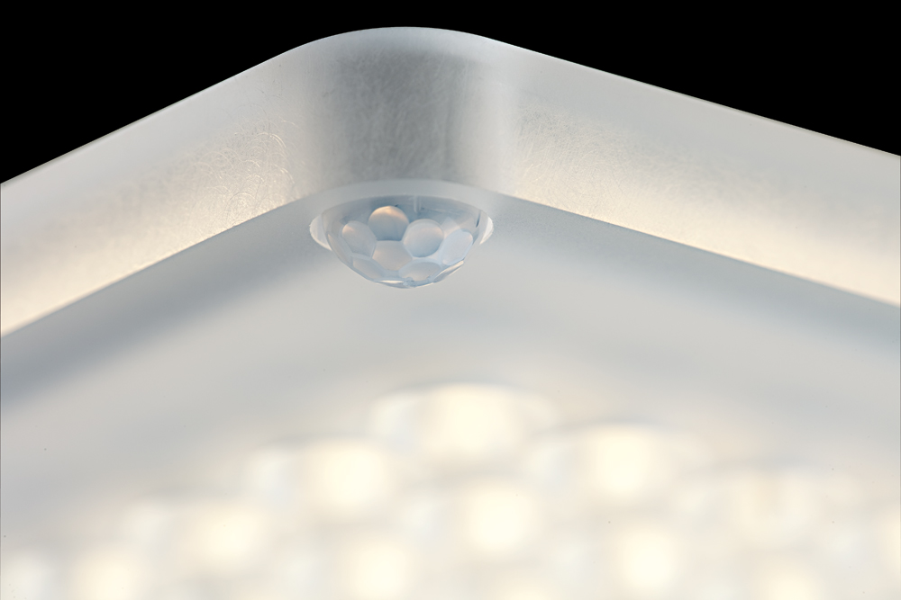 Sensorik und Steuerung auf einer nur 22 mm dicken LED-Leuchte, Q 36 IQ, Nimbus Group
Vorderseite mit Tageslichtsensor