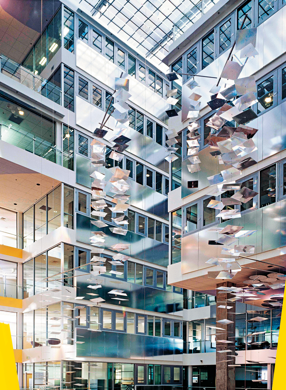 Tageslichtumlenkung durch Heliostaten und hochreflektierende Fassadenelemente Genzyme Center, Cambridge MA, USA 2004
Architekten: Behnisch Architekten