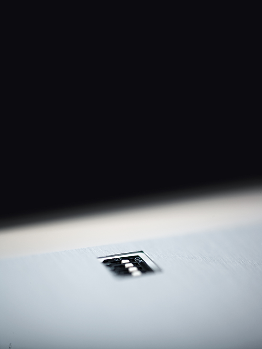 Sensorik und Steuerung auf einer nur 22 mm dicken LED-Leuchte, Q 36 IQ, Nimbus Group
Rückseite mit Dip-Schalter zur Programmierung z.B einer Zeitschaltung