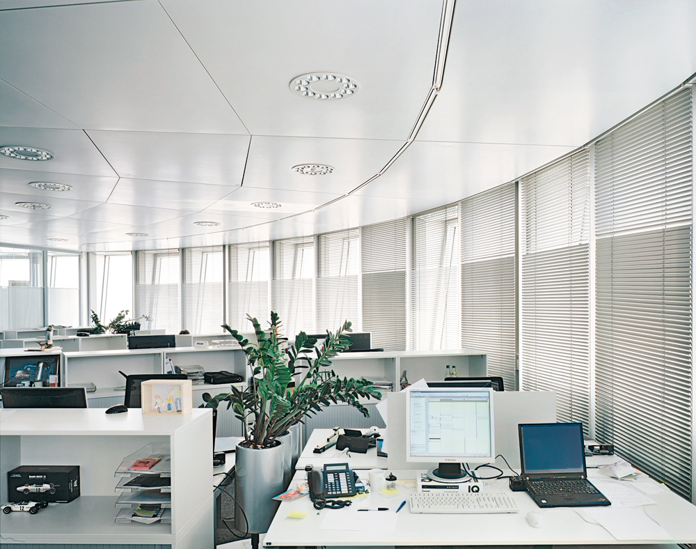 Tageslichtumlenkung durch Lamellen, Sanierung BMW-Vierzylinder-Hochhaus, München 2006