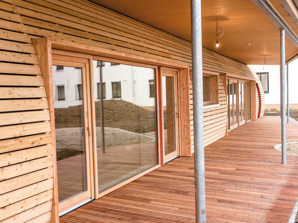 Die überdachte Terrasse bietet Schutz vor Sonne und Regen.