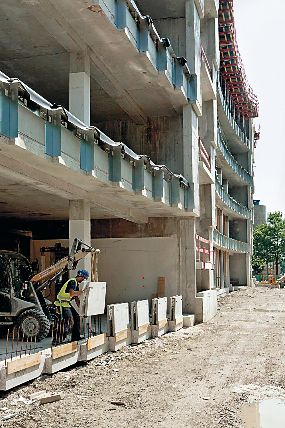 Montage der als Stahlbeton-Halbfertigteil ausgeführten neuen Brüstungen