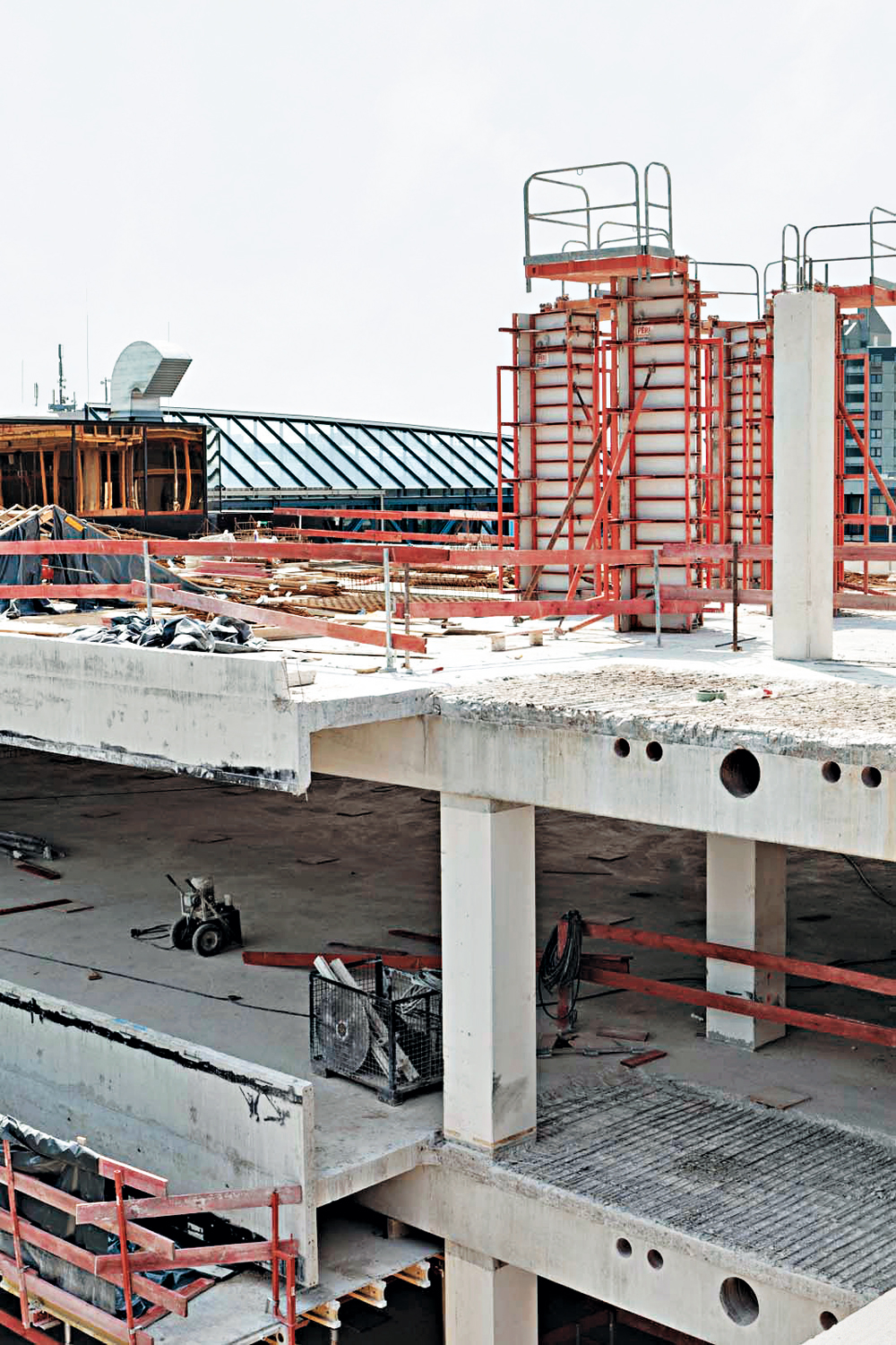 »Zurückschneiden« der Decken des Bestandsgebäudes und Abbruch der nichttragenden Beton-Brüstungsbalken und -Fensterstürze