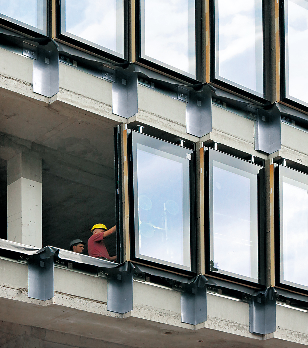 Konstruktiv entspricht die Gebäudehülle einer konventionellen Fensterbandfassade