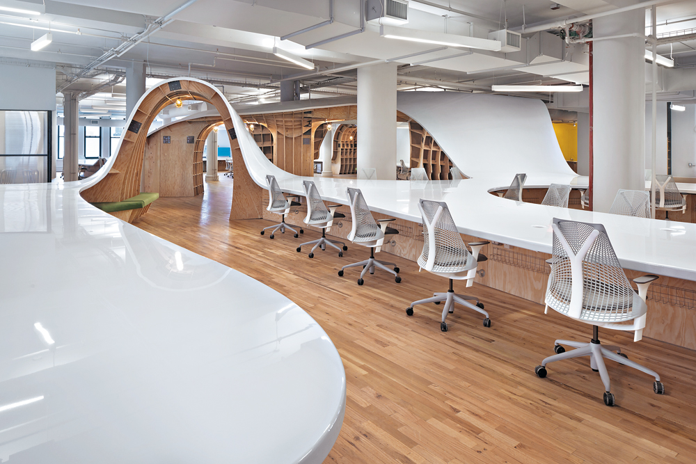 Schreibtisch für bis zu 170 Mitarbeiter: Werbeagentur »The Barbarian New York«, Interior Design: Clive Wilkinson Architects 2014